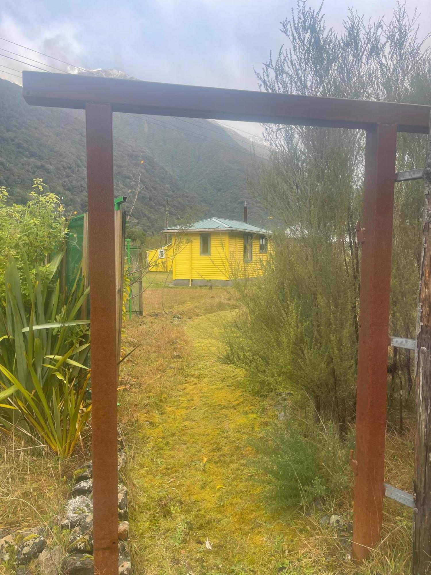Basic, Super 'Cosy' Cabin In The Middle Of National Park And Mountains Otira Екстер'єр фото